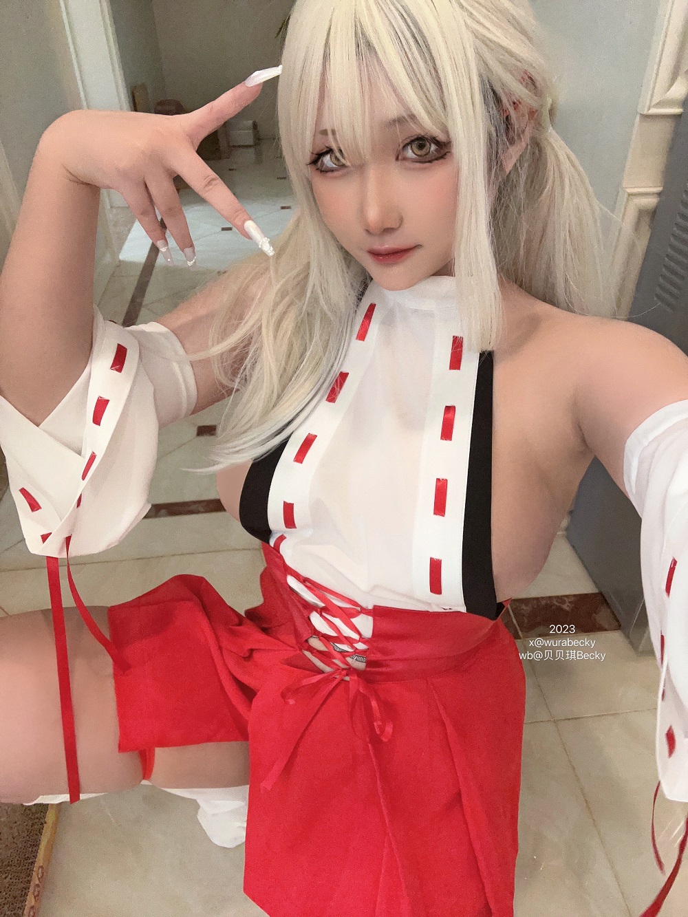贝贝琪Becky-双拼巫女[18P] COS网红博主 预览1图