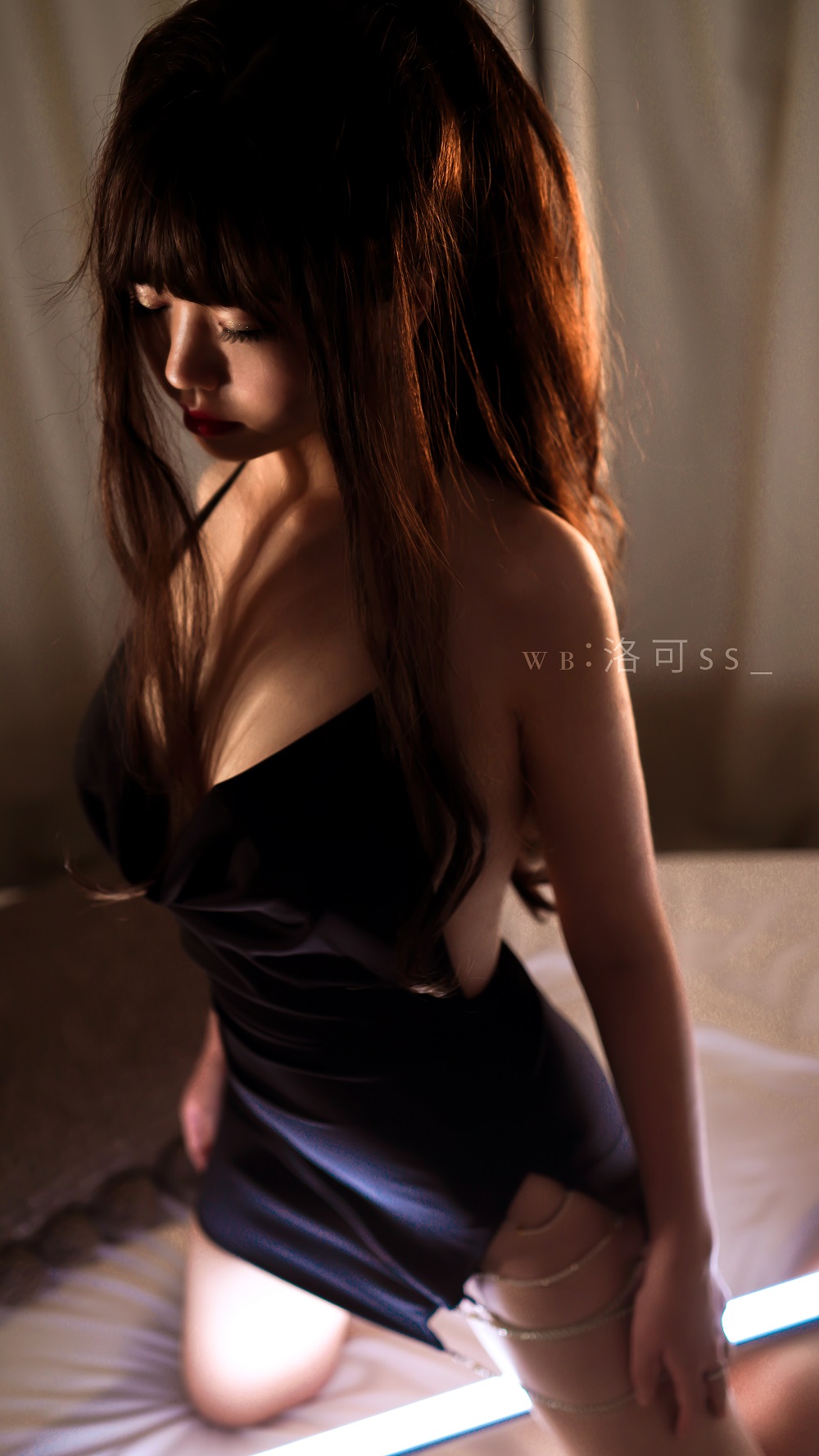 洛可ss-光效黑吊带[30P] COS网红博主 预览1图