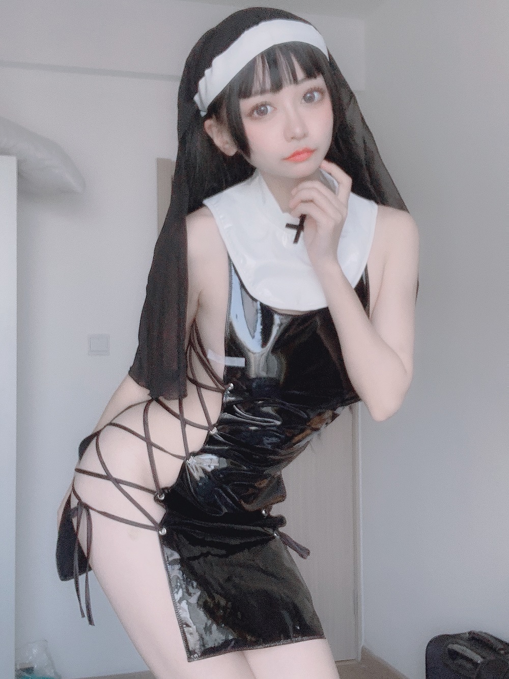神本无尾Aria-系带皮修女[17P] COS网红博主 预览1图
