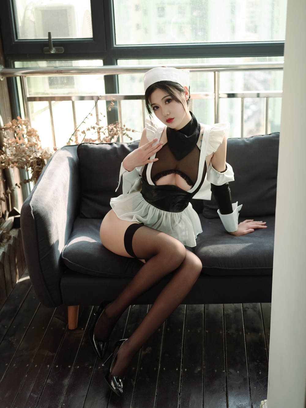 一米八的大梨子-吊带袜女仆[13P] COS网红博主 预览1图