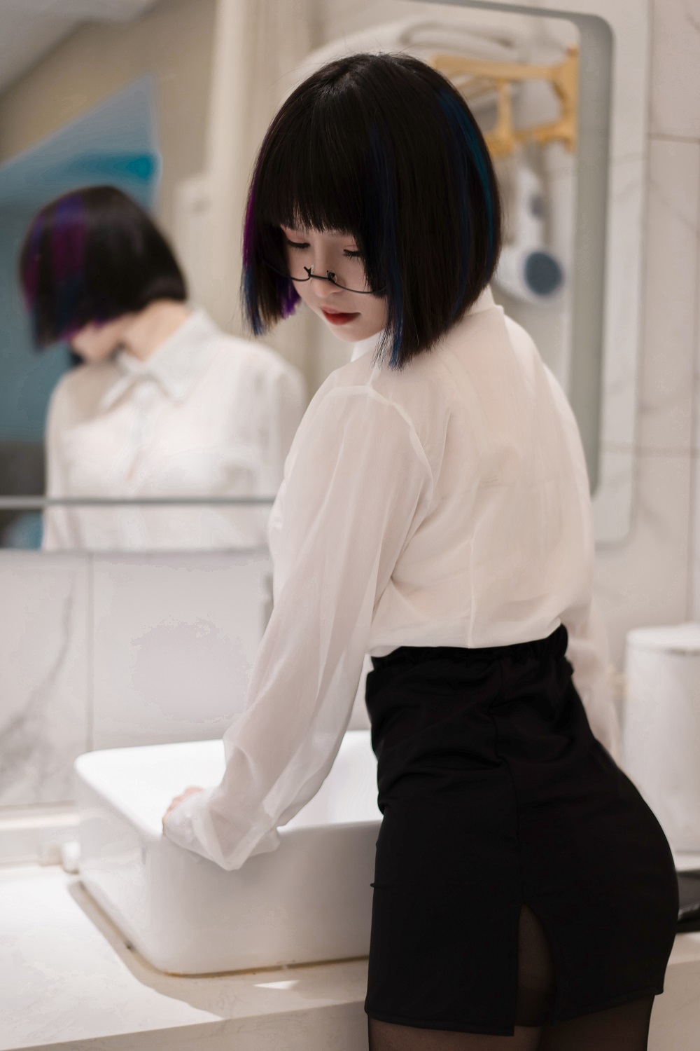 晕崽Zz-迷情小秘[62P] COS网红博主 预览1图