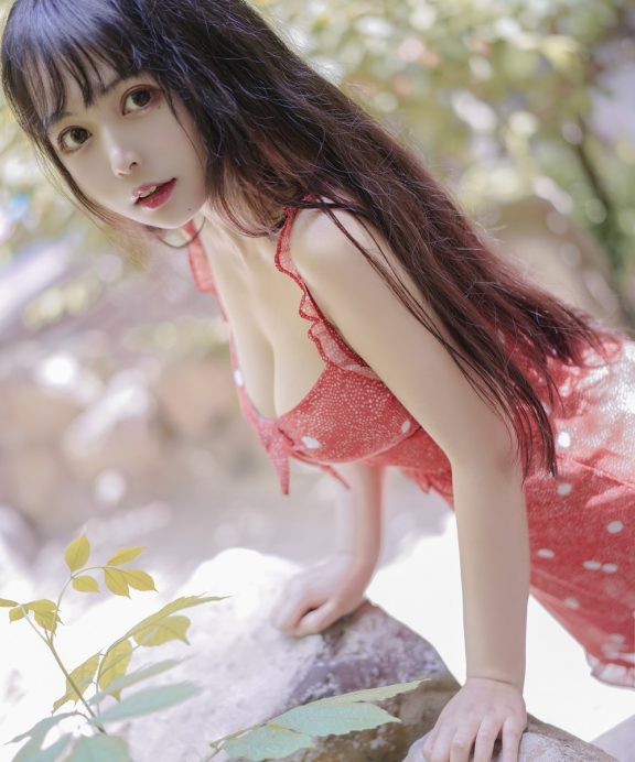 黑猫猫-草莓吊带裙[32P]