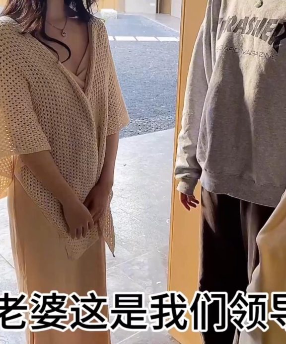 抖娘利世-定制视频-把老婆献给领导并观战[1V]